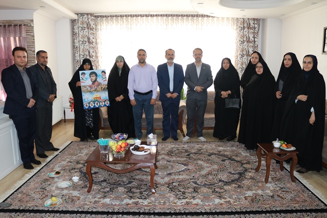 دیدار مدیرکل کتابخانههای عمومی سمنان با خانواده شهید فرزاد رستمی