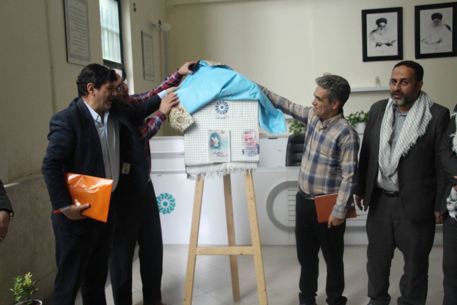 آیین رونمایی از کتاب «الماسهای درخشان» برگزار شد