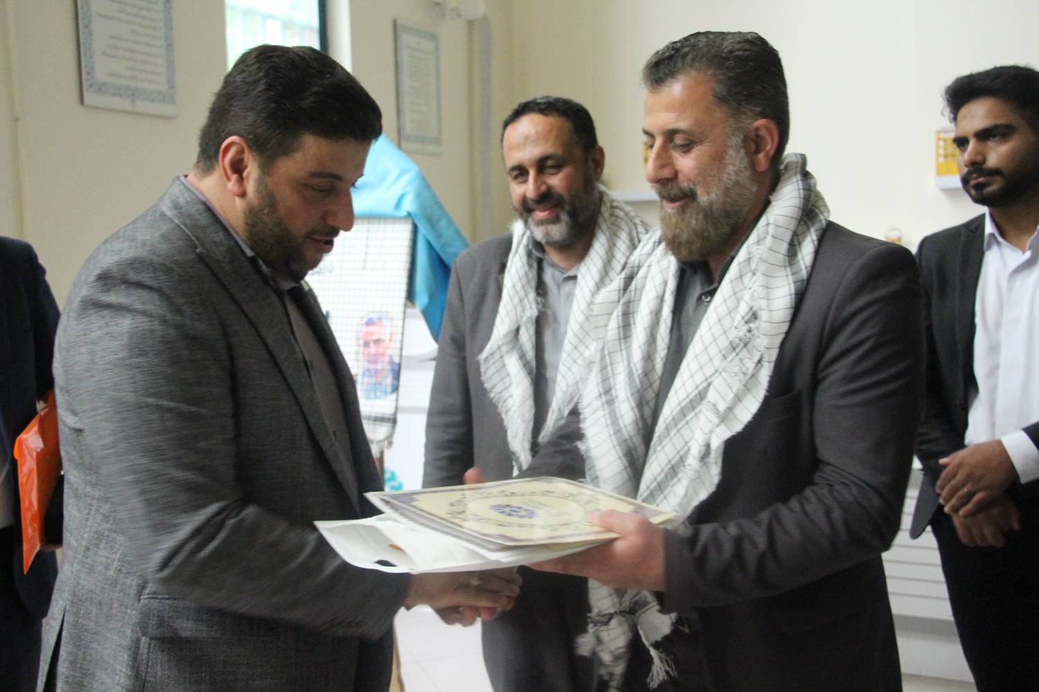 آیین رونمایی از کتاب «الماسهای درخشان» برگزار شد