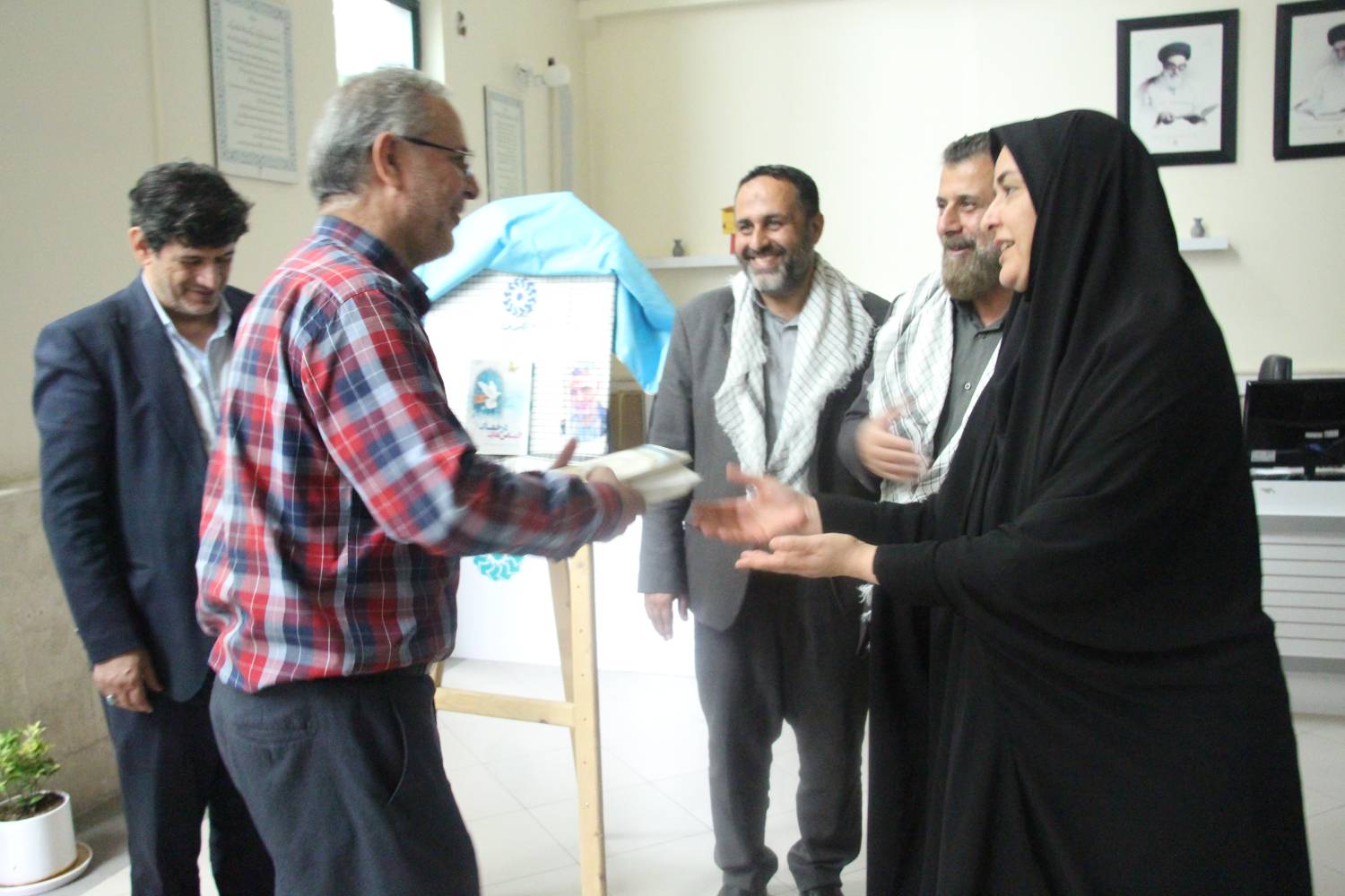 آیین رونمایی از کتاب «الماسهای درخشان» برگزار شد