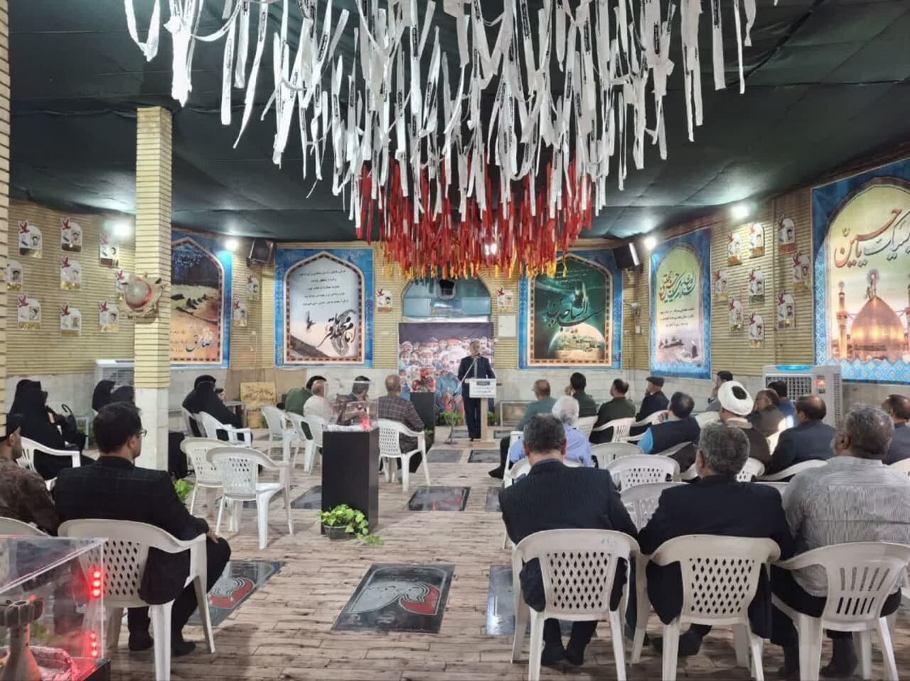 نسیم دلنشین غزل در گلزار شهدای دلیجان طنینانداز شد