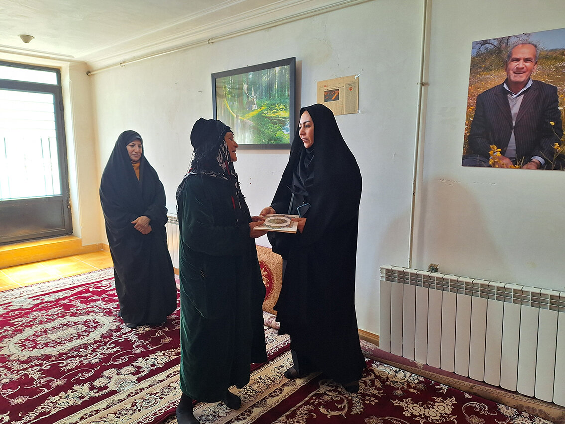 دیدار مدیرکل کتابخانههای عمومی ایلام با خانواده شهید کسه سارایی