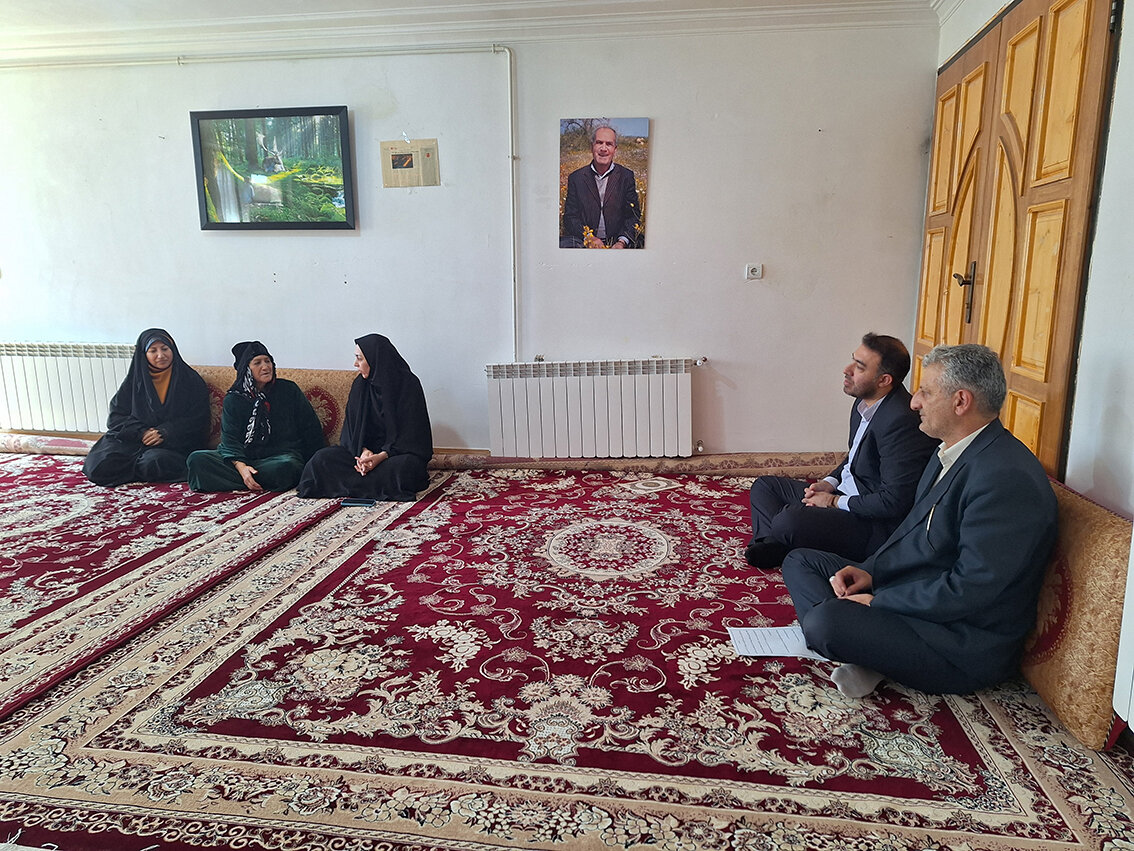 دیدار مدیرکل کتابخانههای عمومی ایلام با خانواده شهید کسه سارایی