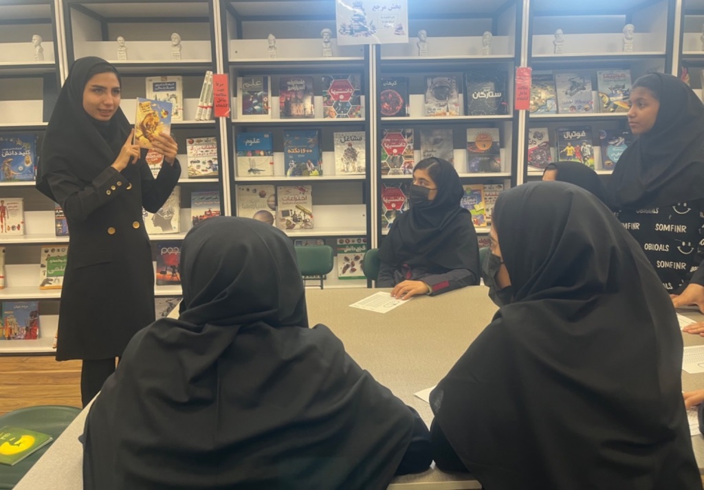 دانشآموزان ناشنوا از کتابخانه مرکزی مشهد بازدید کردند