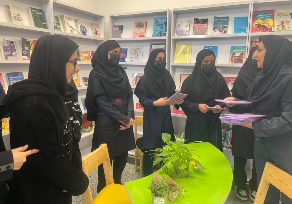 دانشآموزان ناشنوا از کتابخانه مرکزی مشهد بازدید کردند