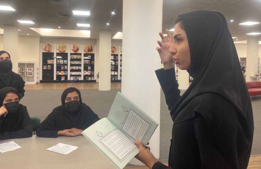 دانشآموزان ناشنوا از کتابخانه مرکزی مشهد بازدید کردند