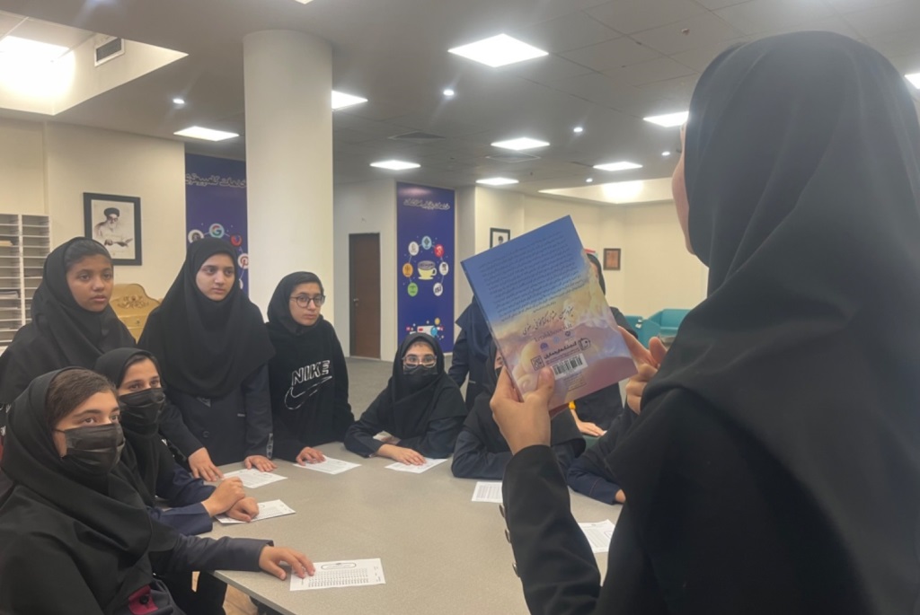 دانشآموزان ناشنوا از کتابخانه مرکزی مشهد بازدید کردند