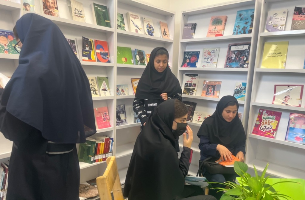 دانشآموزان ناشنوا از کتابخانه مرکزی مشهد بازدید کردند