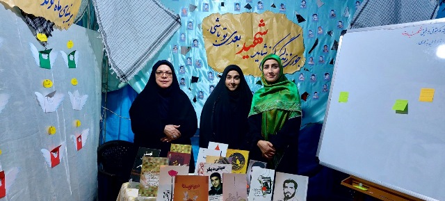 غرفه کتابخانههای عمومی شهرستان سرخه در بیست و ششمین یادواره «آیههای سرخ» برپا شد
