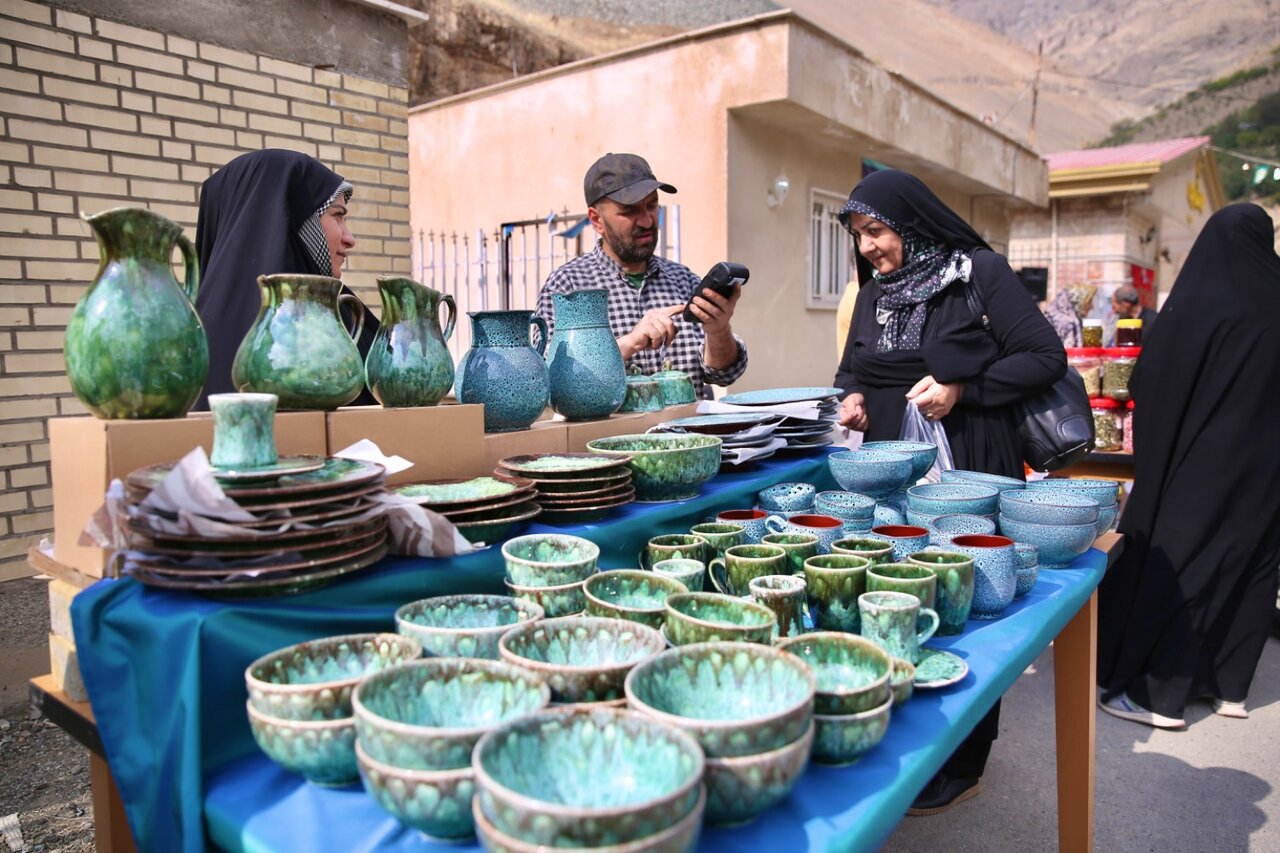 نمایشگاه کسب و کارهای کوچک در کتابخانه عمومی شهدای کیگا برپا شد