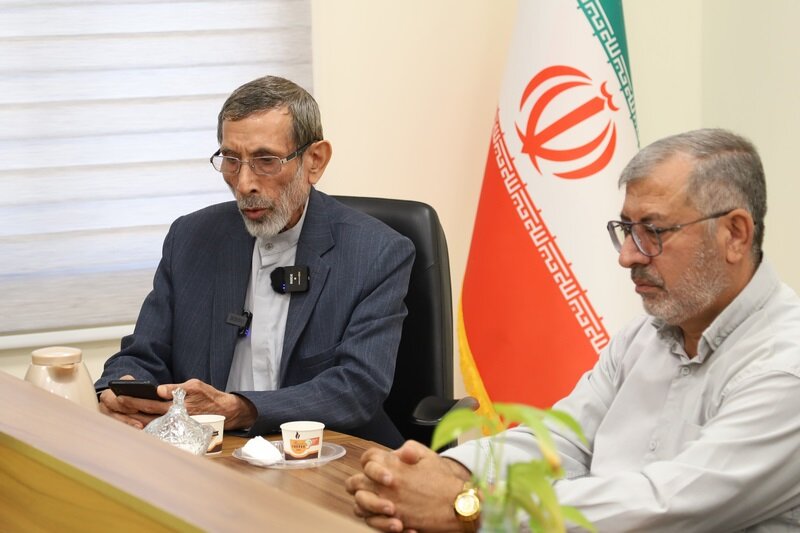 هنرمندان پیشقراولان تبیین شرایط با سلاح کلمه هستند