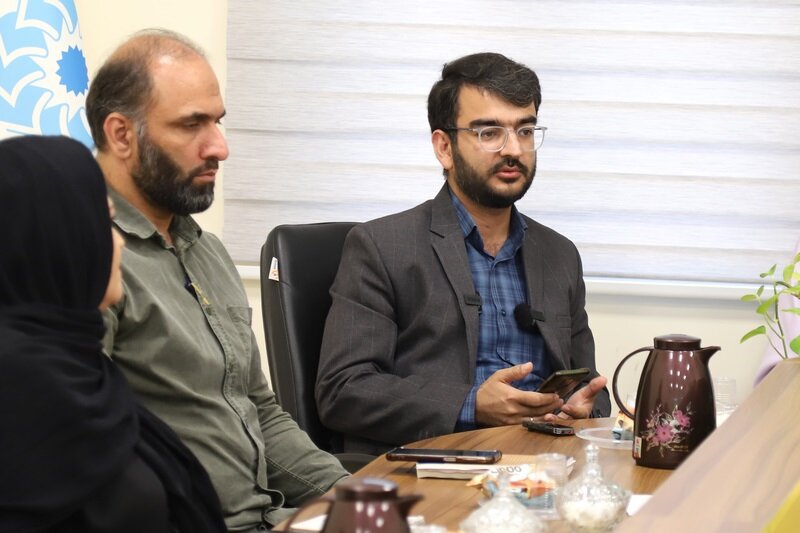 هنرمندان پیشقراولان تبیین شرایط با سلاح کلمه هستند