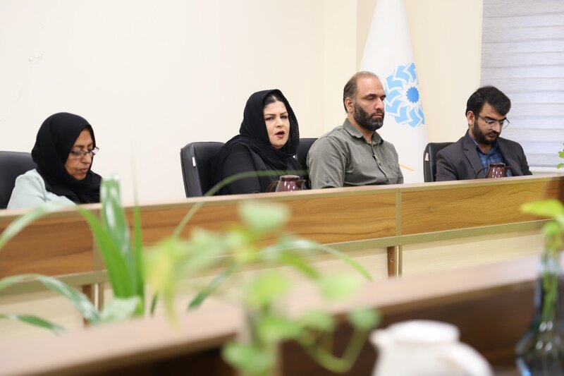 هنرمندان پیشقراولان تبیین شرایط با سلاح کلمه هستند