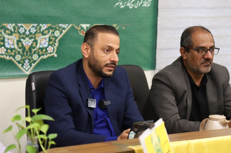 هنرمندان پیشقراولان تبیین شرایط با سلاح کلمه هستند