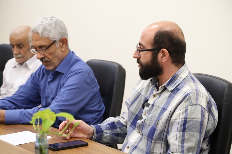 هنرمندان پیشقراولان تبیین شرایط با سلاح کلمه هستند