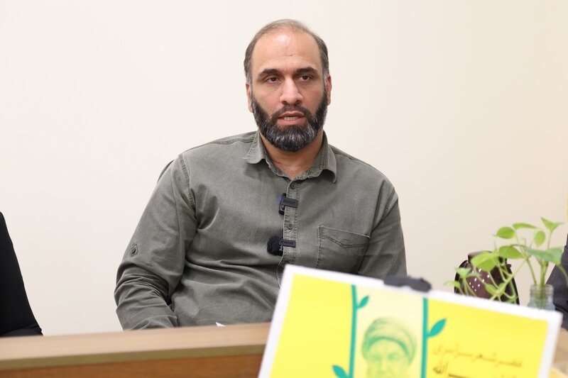 هنرمندان پیشقراولان تبیین شرایط با سلاح کلمه هستند