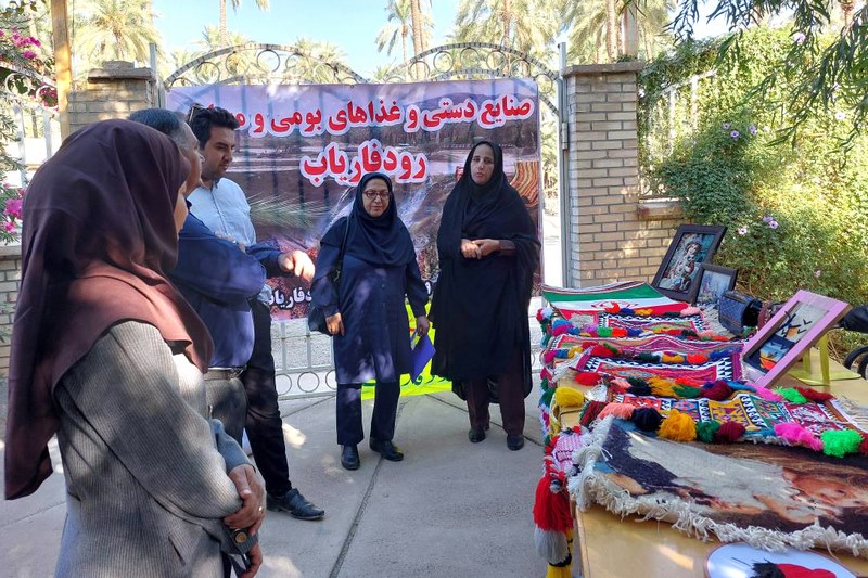 نمایشگاه صنایع دستی در کتابخانه عمومی روستای رودفاریاب برپا شد