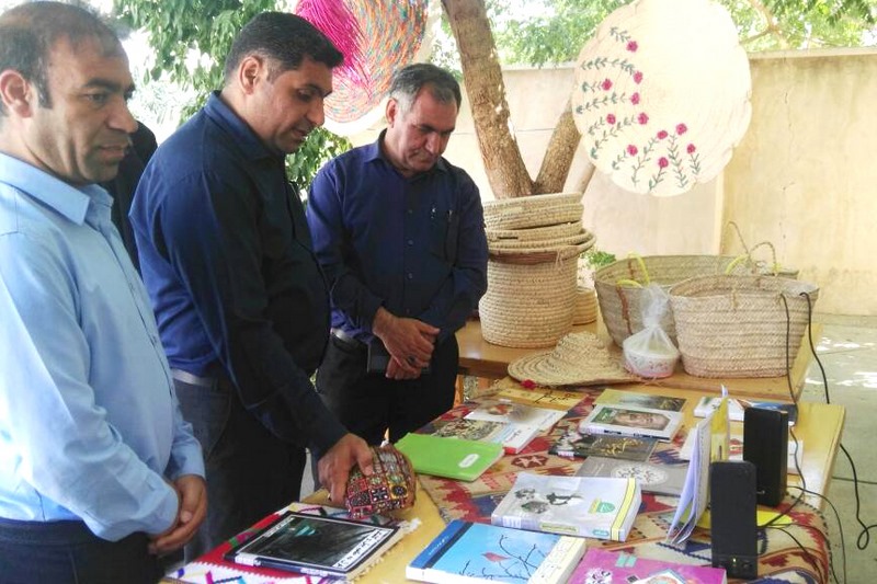 نمایشگاه صنایع دستی در کتابخانه عمومی روستای رودفاریاب برپا شد