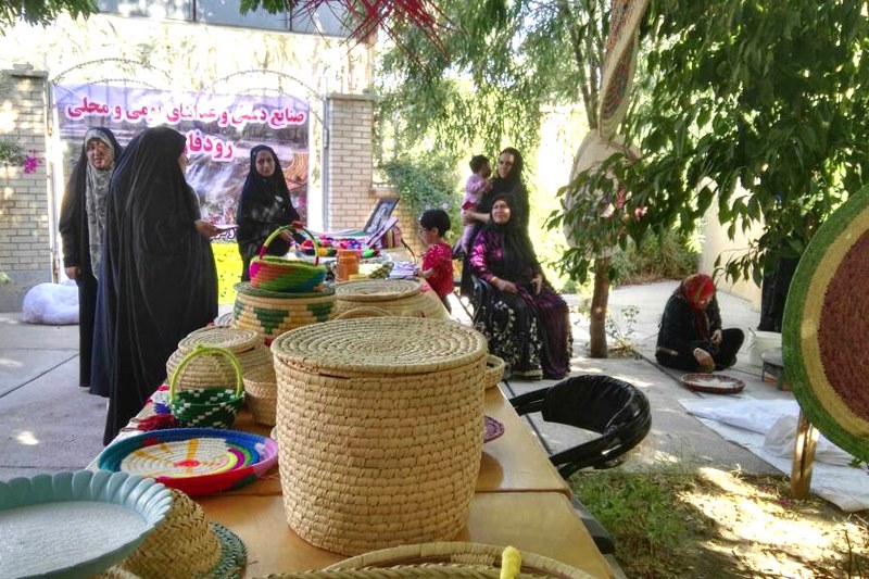 نمایشگاه صنایع دستی در کتابخانه عمومی روستای رودفاریاب برپا شد