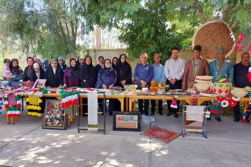 برپایی نمایشگاه صنایع دستی در کتابخانه عمومی روستای رودفاریاب