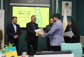 نشست عصر شعر «راز نصرالله» با حضور مدیر کل کتابخانه های عمومی استان و جمعی از شاعران استانی در محل کتابخانه مرکزی یزد برگزار شد.