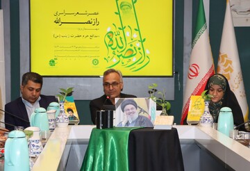 نشست عصر شعر «راز نصرالله» با حضور مدیر کل کتابخانه های عمومی استان و جمعی از شاعران استانی در محل کتابخانه مرکزی یزد برگزار شد.