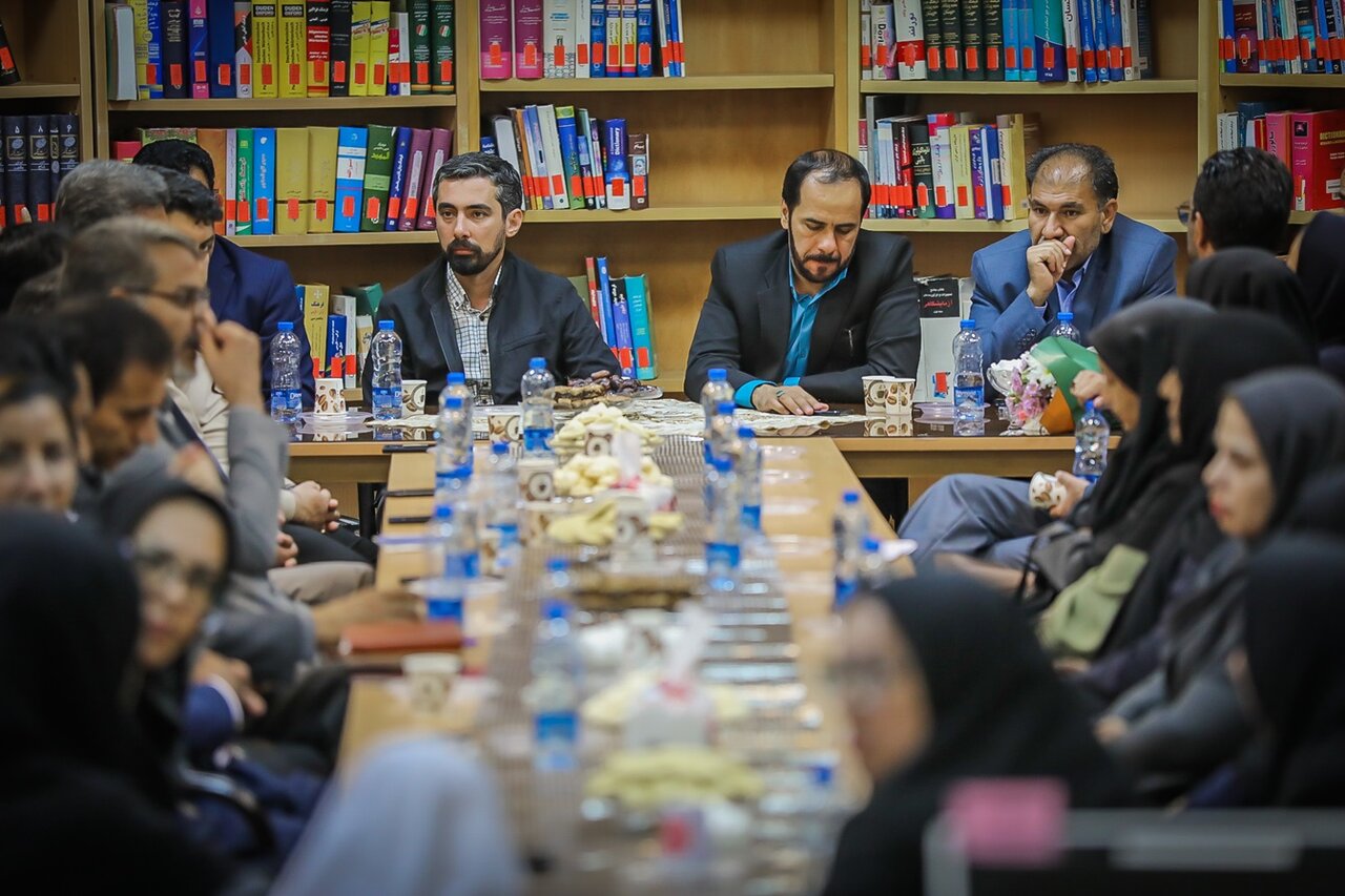 شبکه کتابخانههای عمومی نیازمند حضور میدانی است/ سرمایه انسانی مزیت رقابتی نهاد