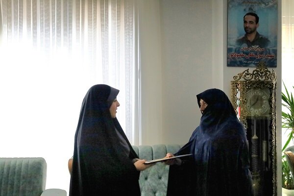 دیدار مدیرکل کتابخانههای عمومی آذربایجان غربی با خانواده شهدای شهرستان ارومیه