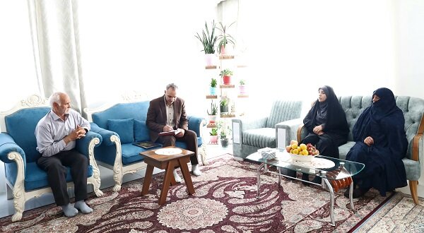 دیدار مدیرکل کتابخانههای عمومی آذربایجان غربی با خانواده شهدای شهرستان ارومیه