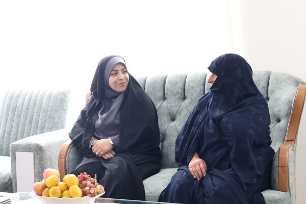 دیدار مدیرکل کتابخانههای عمومی آذربایجان غربی با خانواده شهدای شهرستان ارومیه