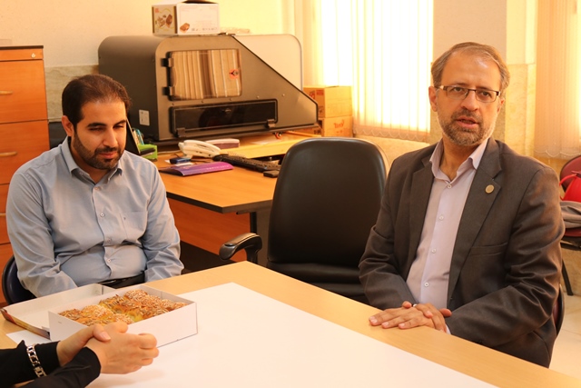 تجلیل مدیرکل کتابخانههای عمومی استان سمنان از کتابدار بخش نابینایان کتابخانه مرکزی