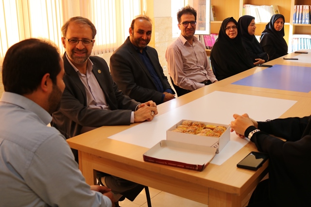 تجلیل مدیرکل کتابخانههای عمومی استان سمنان از کتابدار بخش نابینایان کتابخانه مرکزی