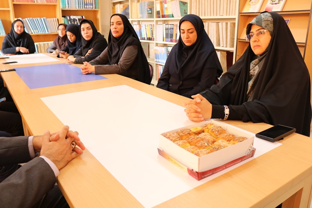 تجلیل مدیرکل کتابخانههای عمومی استان سمنان از کتابدار بخش نابینایان کتابخانه مرکزی