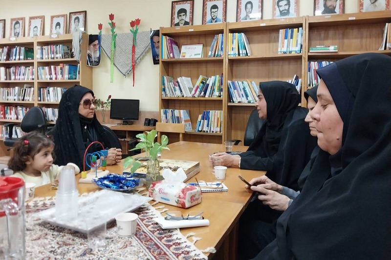 نشست صمیمی نابینایان و کمبینایان شهر امام حسن با مسئولین در کتابخانه عمومی شهید مطهری