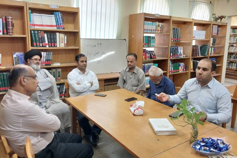 نشست صمیمی نابینایان و کمبینایان شهر امام حسن با مسئولین در کتابخانه عمومی شهید مطهری