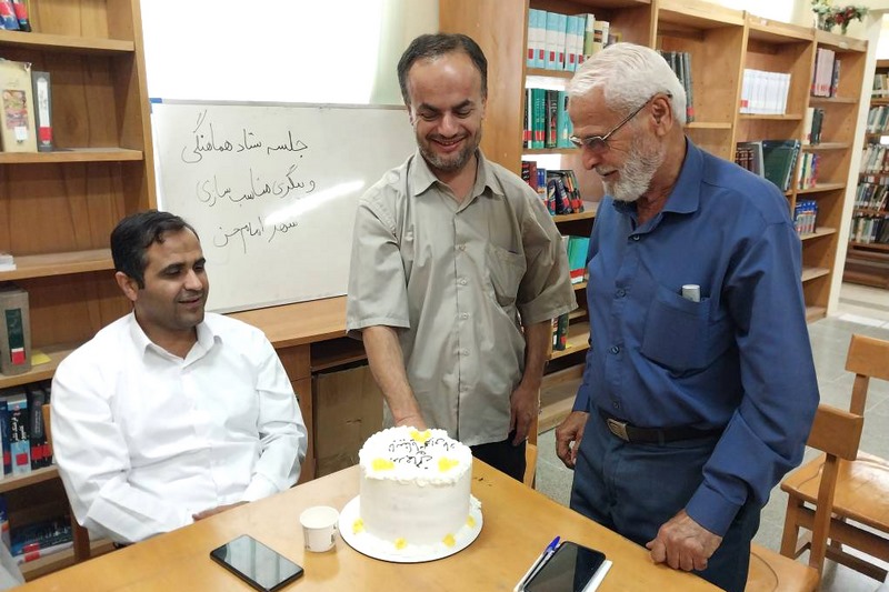 نشست صمیمی نابینایان و کمبینایان شهر امام حسن با مسئولین در کتابخانه عمومی شهید مطهری