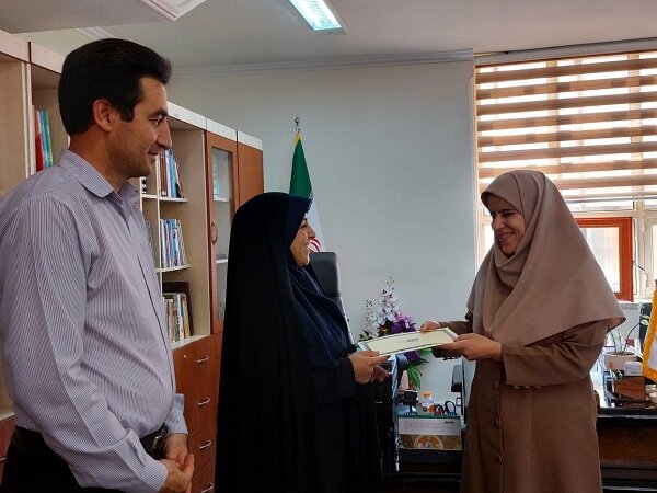 تجلیل مدیرکل کتابخانههای عمومی آذربایجان غربی از مسئول بخش نابینایان کتابخانه مرکزی