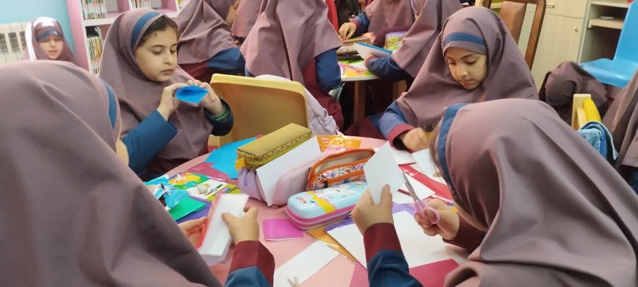 ساخت کتابهای دستساز توسط کودکان در کتابخانه دکتر حصیبی اراک