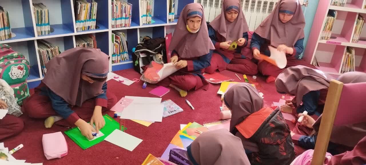 ساخت کتابهای دستساز توسط کودکان در کتابخانه دکتر حصیبی اراک