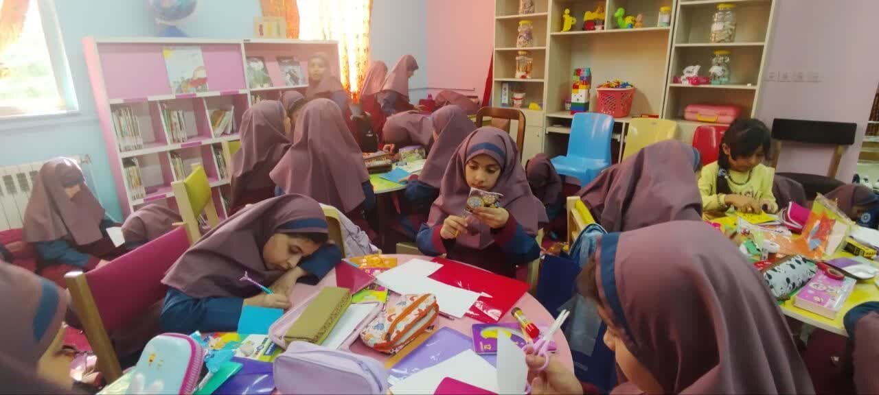 ساخت کتابهای دستساز توسط کودکان در کتابخانه دکتر حصیبی اراک