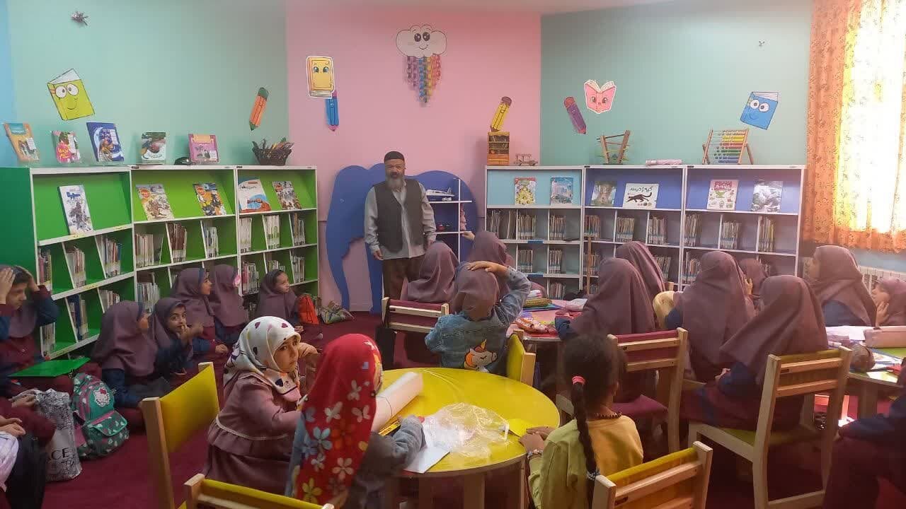 ساخت کتابهای دستساز توسط کودکان در کتابخانه دکتر حصیبی اراک