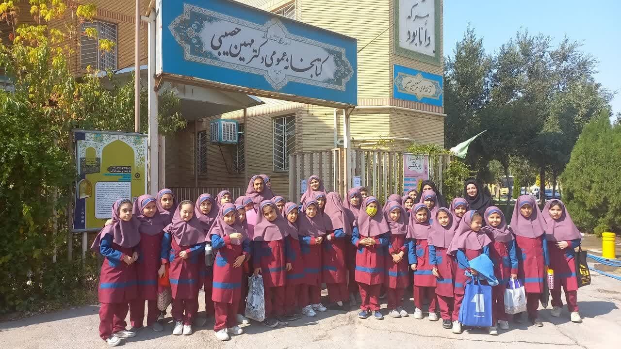 ساخت کتابهای دستساز توسط کودکان در کتابخانه دکتر حصیبی اراک