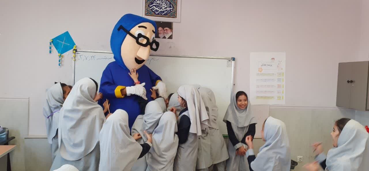 قصهگویی خانم کتابدار برای دانش آموزان شهرستان دلیجان