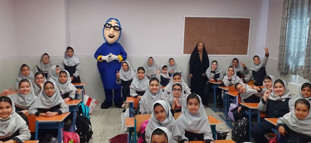 قصهگویی خانم کتابدار برای دانش آموزان شهرستان دلیجان