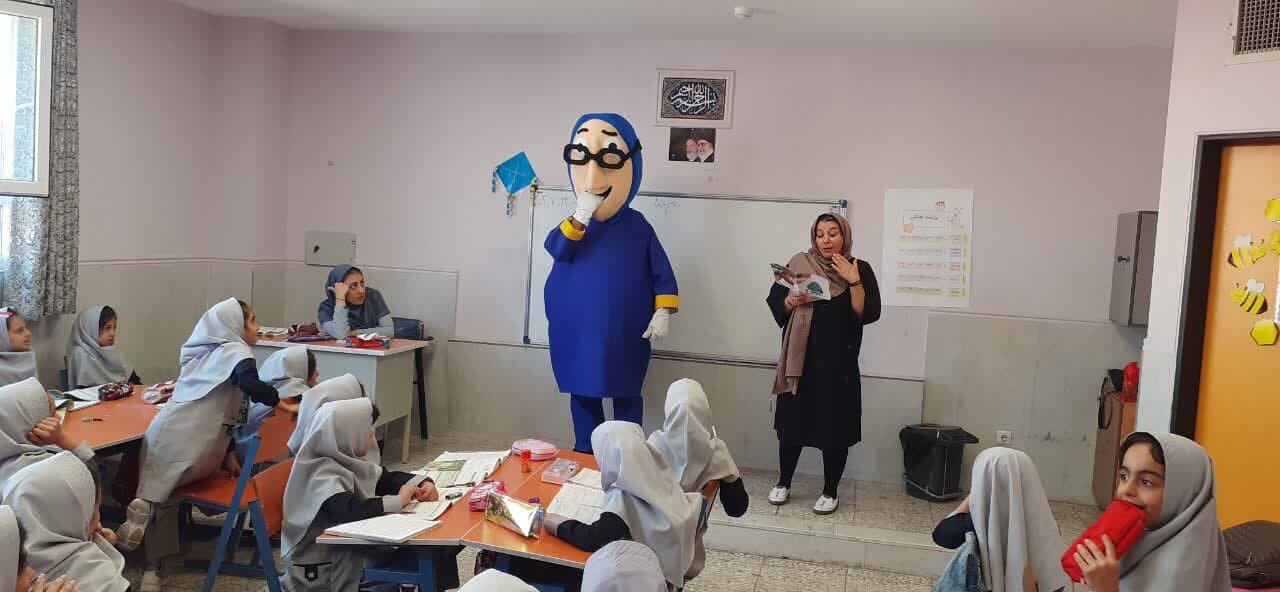 قصهگویی خانم کتابدار برای دانش آموزان شهرستان دلیجان