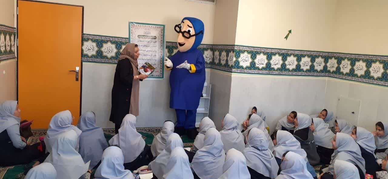 قصهگویی خانم کتابدار برای دانش آموزان شهرستان دلیجان