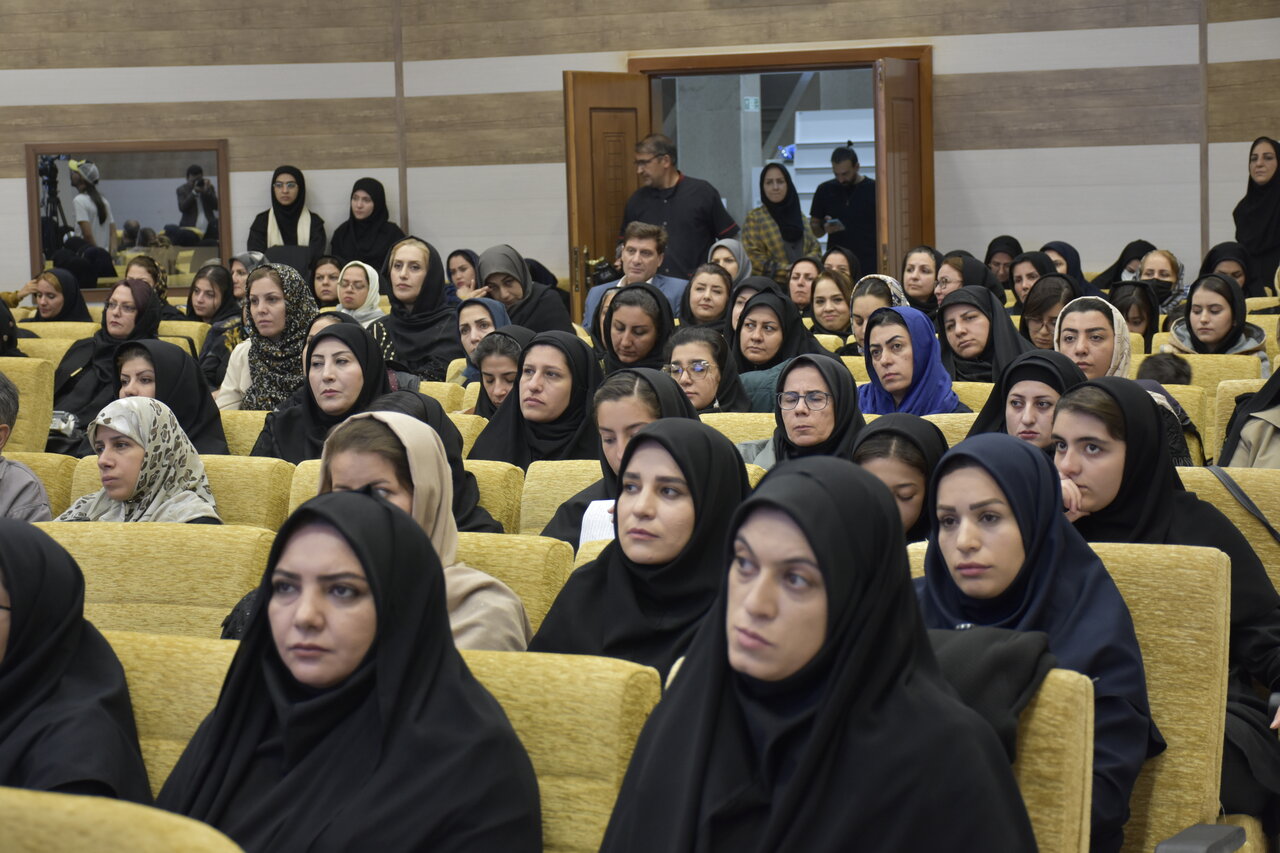 کتابخانه، به عنوان بارزترین جلوه نهاد علم در ایران، ارزش، نظم و رابطه اجتماعی تولید میکند