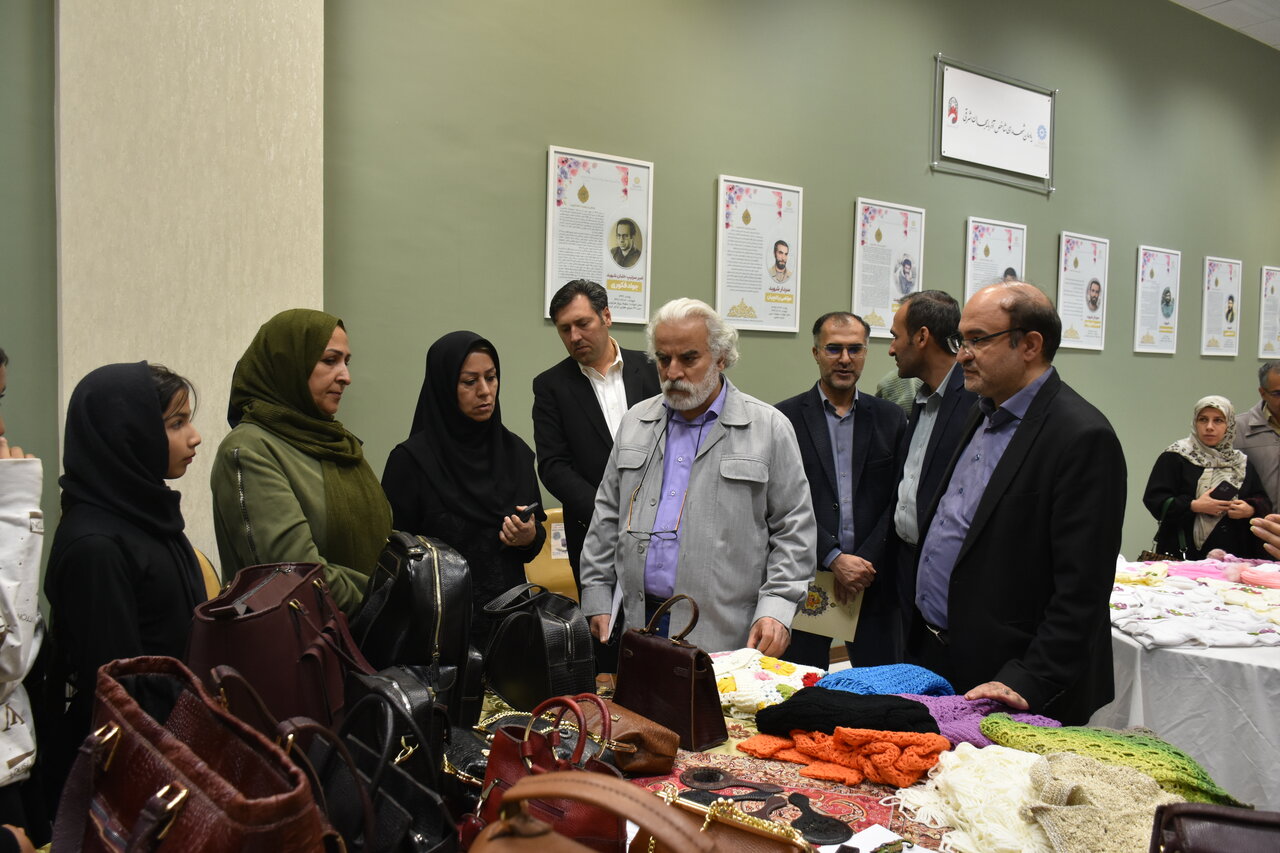 کتابخانه، به عنوان بارزترین جلوه نهاد علم در ایران، ارزش، نظم و رابطه اجتماعی تولید میکند