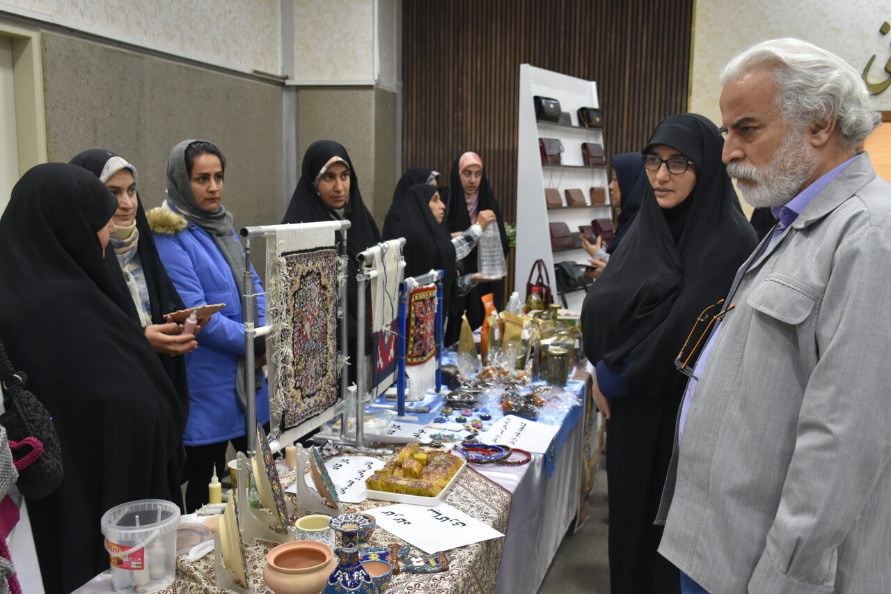 کتابخانه، به عنوان بارزترین جلوه نهاد علم در ایران، ارزش، نظم و رابطه اجتماعی تولید میکند