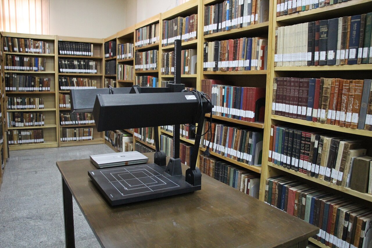 یک نسخه کتاب چاپ سنگی به کتابخانههای عمومی استان مرکزی اهدا شد